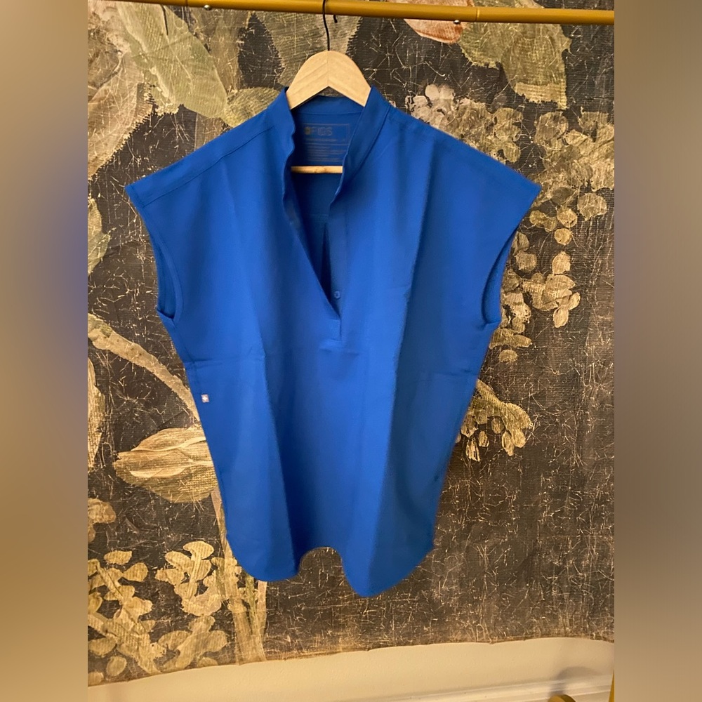 FIGS Rafaela oversized scrub top. Excellent condition